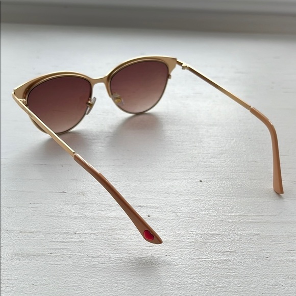 BETSEY JOHNSON NWOT Ladies Club Gold Cat Eye Sunglasses - Picture 7 of 11